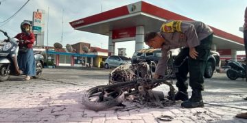 Bonceng 2 Anak, Motor Ibu Muda di Jombang Tiba-tiba Terbakar: Ada Apa dengan Honda Scoopy?. (foto/Bacaini)