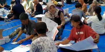 Diminati Ibu-ibu, Segini Honor Petugas Sortir Lipat Surat Suara 2024
