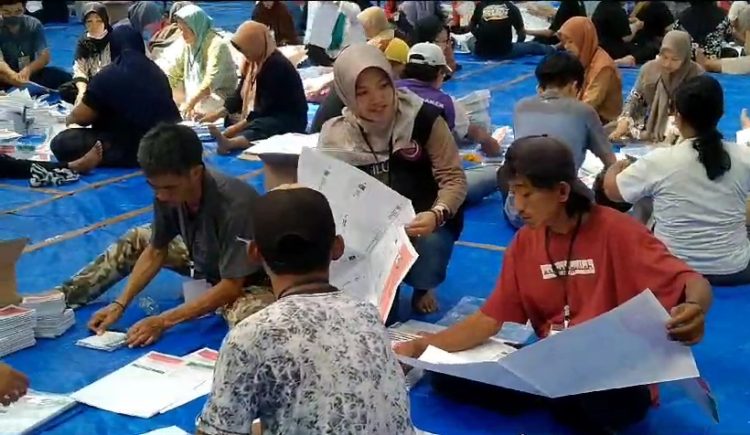 Diminati Ibu-ibu, Segini Honor Petugas Sortir Lipat Surat Suara 2024
