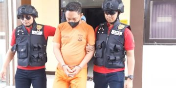 Ditiduri Intel Gadungan 5 Kali, Perempuan Trenggalek Lapor Polisi. Tampak intel gadungan yang diamankan Polres Trenggalek. (foto/Bacaini)