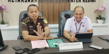 Bocah Kediri Pembunuh Remaja Putri di Goa Jegles Segera Diadili. Tampak Kasi Pidum Kejari Kediri Aji Rahmadi. (foto/Bacaini)