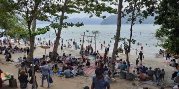 Perayaan Tahun Baru 2024, Pantai Mutiara Trenggalek Jadi Idola. (foto/Bacaini)