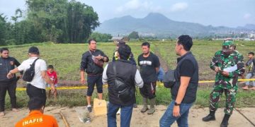 Remaja di Malang Dibunuh Secara Brutal, Mayatnya Ditemukan Mengambang di Sungai. Tampak olah TKP oleh petugas kepolisian. (foto/Bacaini)