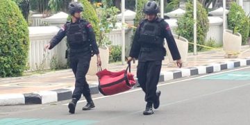 Tas Ransel Diduga Berisi Bom Gegerkan Balaikota Kediri. Tampak Tim Gegana Polda Jatim melakukan evakuasi. (foto/Bacaini)