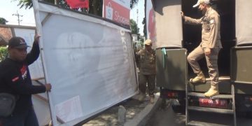 Bawaslu Turunkan APK Gambar Jokowi di Jl KH Hasyim Asy’ari, Ada Apa?(foto/Bacaini)