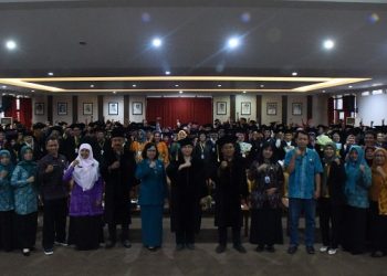 Pj Wali Kota Kediri Zanariah berfoto bersama ratusan wisudawan wisudawati. Foto: Ist