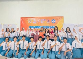 Peserta dan narasumber kegiatan pembentukan Satuan Pendidikan Aman Bencana (SPAB) di SMAN 2 Kediri. Foto: Ist