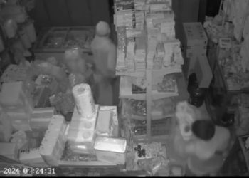 Viral! Aksi Penggondol 2 Karung Rokok Terekam CCTV