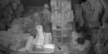 Viral! Aksi Penggondol 2 Karung Rokok Terekam CCTV . (foto/ist)