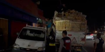 Logistik Pemilu 2024 Jombang Berhamburan di Jalan, Ada Apa?. (foto/ist)