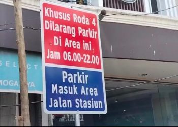 Hari Kedua Larangan Parkir Mobil di Jalan Dhoho, Jukir Hanya Menghalau