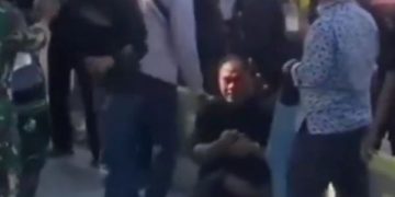 Saipul Jamil 5 Bulan Lalu Muncul Bergamis di Kediri, Sekarang Ditangkap Polisi.  Tampak Saipul Jamil saat ditangkap. (Foto tangkapan layar video di medsos).