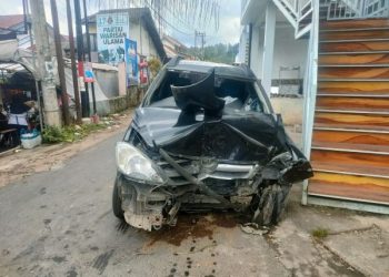 Tabrak 2 Motor, Nyawa Sopir Kijang Innova Melayang di Gapura Desa