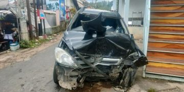 Tabrak 2 Motor, Nyawa Sopir Kijang Innova Melayang di Gapura Desa. (foto:Bacaini)