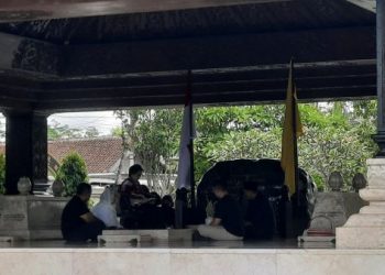 Jumat Legi di Blitar, Megawati Tundukkan Kepala di Depan Makam Bung Karno