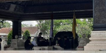 Jumat Legi di Blitar, Megawati Tundukkan Kepala di Depan Makam Bung Karno. (foto/Bacaini)