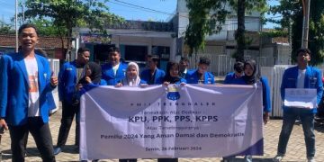 Geruduk Kantor KPU Trenggalek, Aktivis PMII: Terima Kasih Sudah Adil, Demokratis dan Damai. (foto/Bacaini)