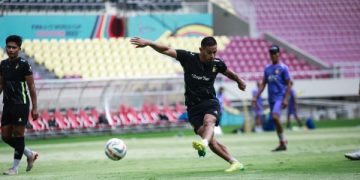 Waspadai Sidibe dan Messidoro, Sore Ini Persik Kediri Siap Menggedor. Tampak pemain Persik Kediri Renan Silva berlatih di Stadion Manahan Solo. (foto/ist)