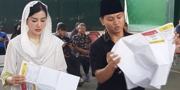 Bupati Trenggalek dan Istri Salurkan Hak Suara di TPS 4 Surondakan