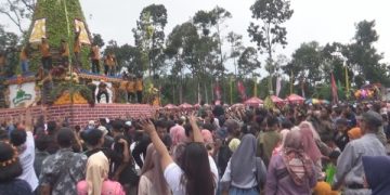 Kemeriahan Ritual Andum Alpukat, Tradisi Sedekah Bumi Warga Lereng Anjasmoro. (foto/Bacaini)