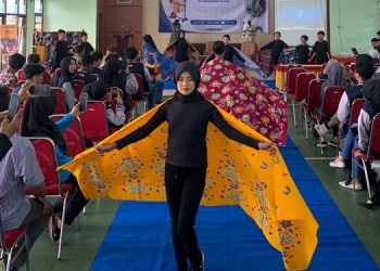 Mahasiswa UNP Kenalkan Batik Dermo Pada Anak Muda