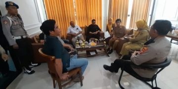 Aksi Damai di Kota Kediri, Massa Curiga Ada Dugaan Korupsi  . (foto/Bacaini)