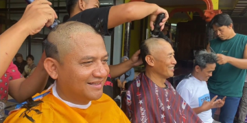 Relawan Prabowo-Gibran Blitar Rame-rame Gunduli Kepala: Optimistis Hitung KPU Tak Banyak Berubah. (foto/Bacaini)