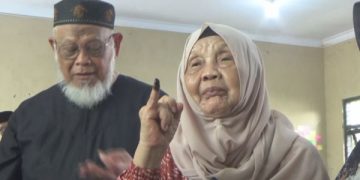Ibunda Cak Imin Tak Jadi Nyoblos di Mobil, TKN Pasangan AMIN di Blitar Ngaku Ada Intimidasi. Tampak ibunya Cak Imin, Nyai Muassonah. (foto/Bacaini)