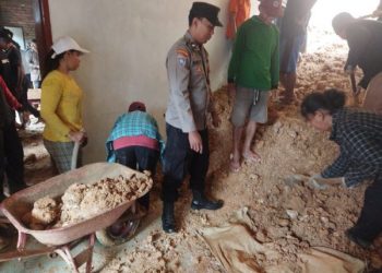 Ngeri! Tebing 4 Meter di Trenggalek Tiba-tiba Ambrol dan Menimpa Rumah Warga