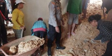 Ngeri! Tebing 4 Meter di Trenggalek Tiba-tiba Ambrol dan Menimpa Rumah Warga. (foto/Bacaini)