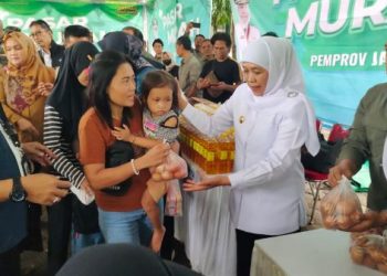 Pasar Murah Diserbu Warga Kediri, Khofifah: Ada Maupun Tidak Ada Saya Terus Digelar