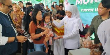 Pasar Murah Diserbu Warga, Khofifah: Ada Maupun Tidak Ada Saya Terus Digelar. (foto/Bacaini)