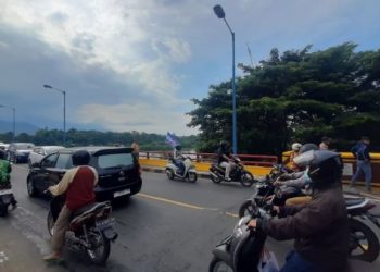 Pemotor Trail Loncat dari Atas Jembatan Semampir, Bunuh Diri?