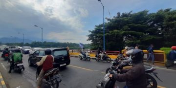 Pemotor Trail Loncat dari Atas Jembatan Semampir, Bunuh Diri?. (foto/Bacaini)