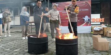 Ribuan Surat Suara Pemilu Indonesia 2024 di Kediri Telah Dimusnahkan. (foto/Bacaini)