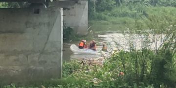 Misteri Pengendara Motor Trail yang Loncat dari Jembatan Semampir, Warga: Sempat Duduk Termenung. (foto/ist)
