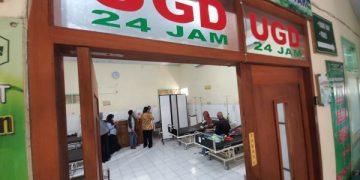 Kelelahan, Belasan Petugas KPPS dan Linmas Tulungagung Masuk Rumah Sakit. (foto/Bacaini)