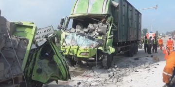 Ngeri! 2 Truk Bertumbukan Tewaskan Sopir dan Kernet. (foto/Bacaini)
