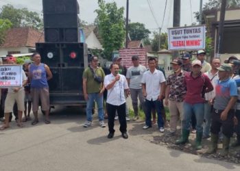 Diancam Demo dengan Bawa Ular, Warga Kediri Hadang Sopir Truk Pengangkut Pasir Kelud