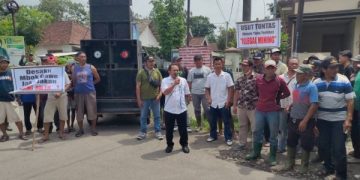Diancam Demo dengan Bawa Ular, Warga Kediri Hadang Sopir Truk Pengangkut Pasir Kelud. (foto/Bacaini)