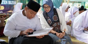 Hadiri Sekolah Sak Ngajine dengan 1000 Khataman Al Quran, Ini Pesan Bupati Blitar. Tampak Bupati Blitar Rini Syarifah (foto/ist)