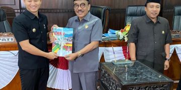 Mas Ipin Sampaikan LPKJ Akhir Tahun 2023 kepada DPRD Trenggalek. (foto/ist)