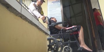 Gondol CD Wanita, Pencari Belut di Jombang Dimassa. (foto/Bacaini)