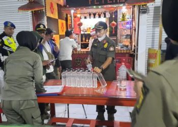 Razia Ramadan, Puluhan Botol Arak Disita di Kota Blitar