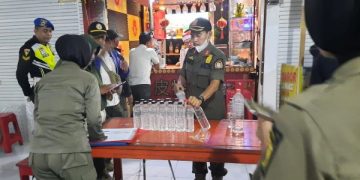 Razia Ramadan, Puluhan Botol Arak Disita di Kota Blitar. (foto/Bacaini)