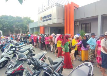 Serbu Bulog Kediri, Ratusan Warga Antri Beras Murah