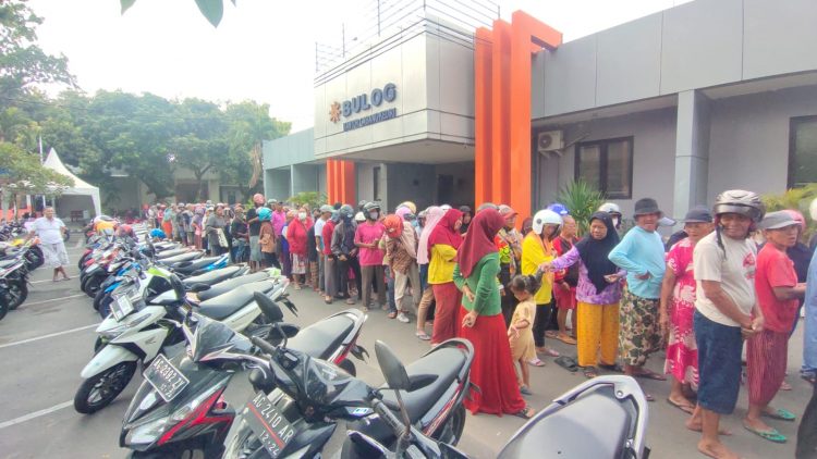 Serbu Bulog Kediri, Ratusan Warga Antri Beras Murah