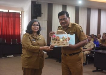 Pj Wali Kota Kediri Serahkan SK Pensiun 50 ASN Kota Kediri