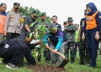 Pj Wali Kota Kediri Tanam 930 Bibit Pohon di Lingkar Klotok