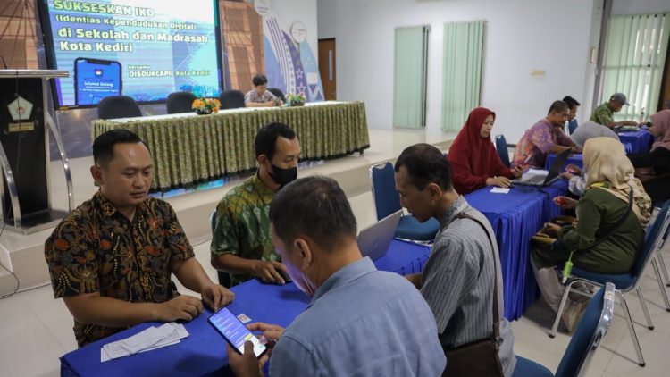Jangkau Tenaga Pendidikan, Dispendukcapil Kota Kediri Lakukan Aktivasi IKD bagi Guru TK. Foto: Ist